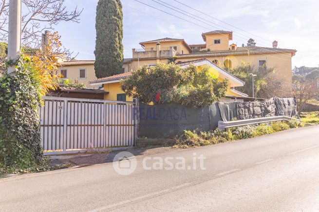 Casa indipendente in residenziale in Via di Fontana Candida 28