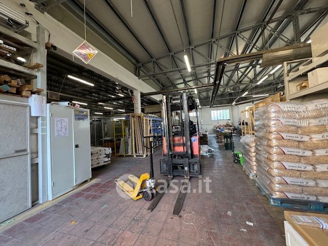 Capannone in commerciale in Viale Michelangelo