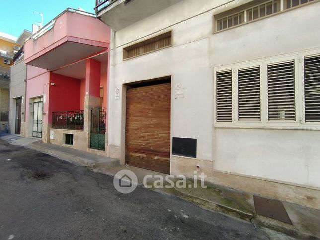 Box/posto auto in residenziale in Via Fosse Ardeatine