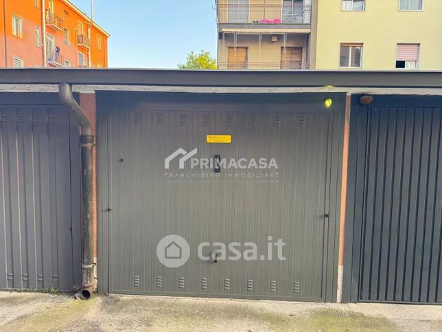 Box/posto auto in residenziale in Via Giovanni Pascoli 1