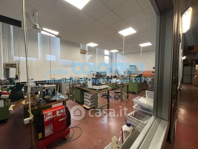 Capannone in commerciale in Via Carlo Cattaneo