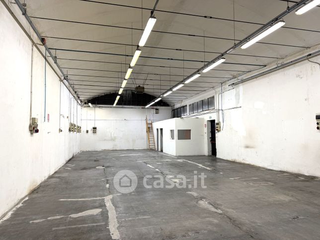 Capannone in commerciale in Via Vincenzo Bellini 3