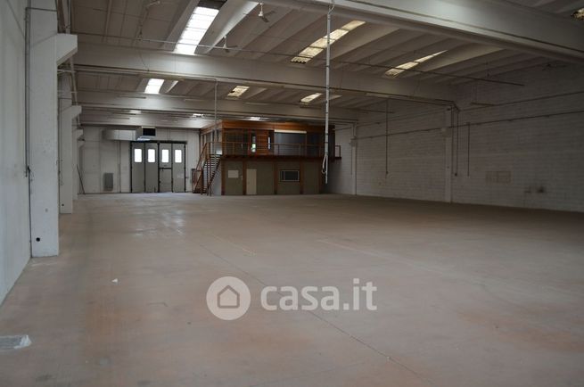 Capannone in commerciale in Via dell' Industria