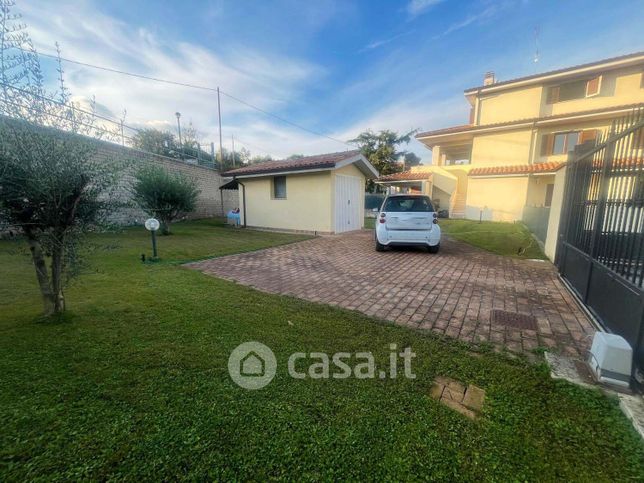 Casa bi/trifamiliare in residenziale in Via di Casale