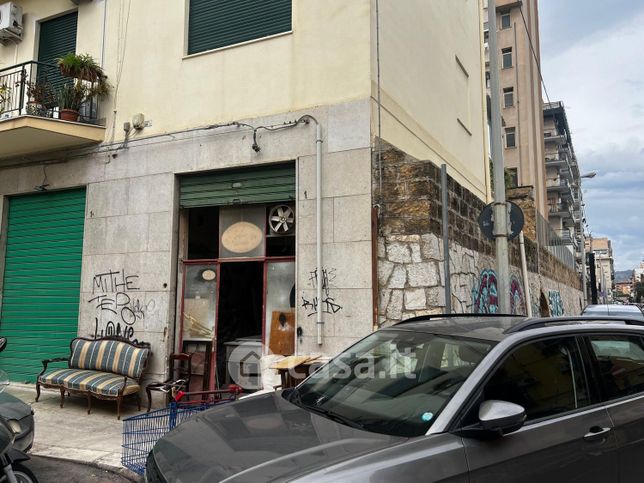 Negozio/locale commerciale in commerciale in Via Orazio Antinori
