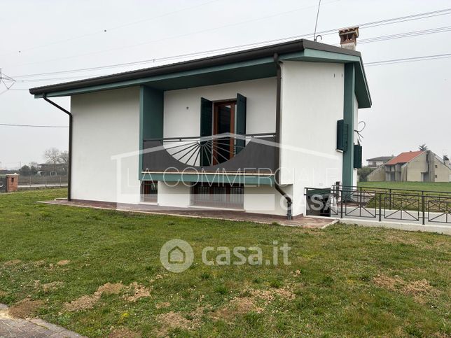 Casa indipendente in residenziale in 