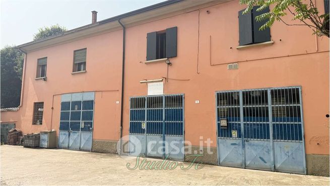 Capannone in commerciale in 