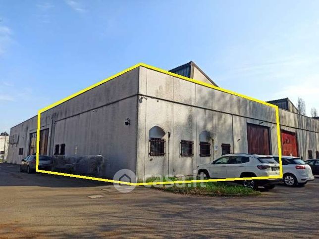 Capannone in commerciale in 