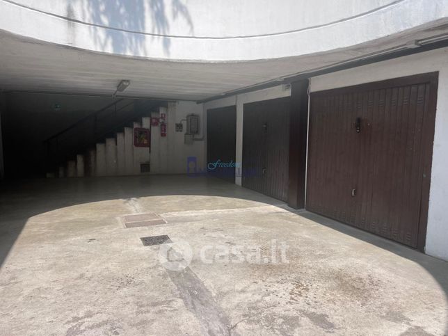 Box/posto auto in residenziale in Via Europa 44