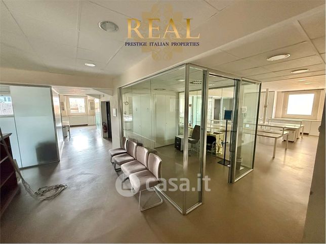 Ufficio in commerciale in 