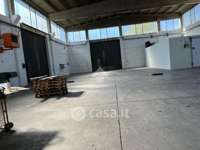 Capannone in commerciale in Via Fratelli Canvelli 50