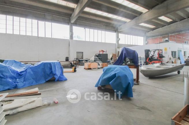Capannone in commerciale in Via Milano 15