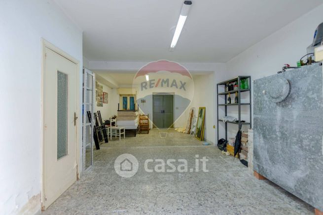 Box/posto auto in residenziale in Via Antonio Cantore 49