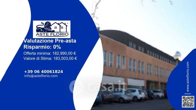 Ufficio in commerciale in Via Mengolina