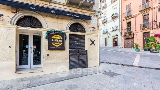 Attività/licenza (con o senza mura) in commerciale in Piazza Yenne