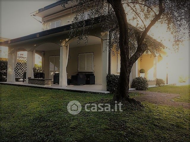 Villa in residenziale in Via Pisa