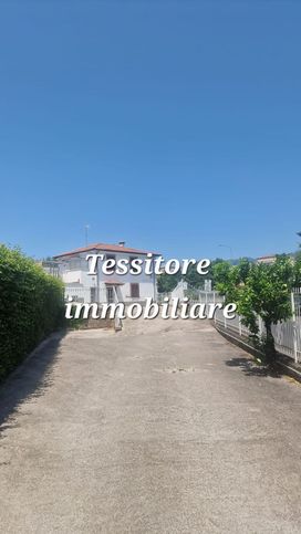 Negozio/locale commerciale in commerciale in Via Velletri