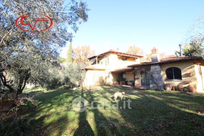 Casa bi/trifamiliare in residenziale in Via di Montevarchi