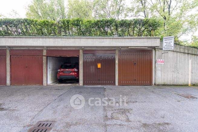 Garage/posto auto in residenziale in Viale Abruzzi 4