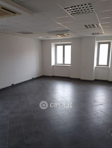 Ufficio in commerciale in Via Adige