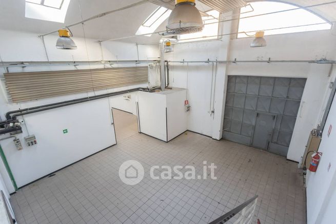 Capannone in commerciale in Via Luigi Pasteur 3