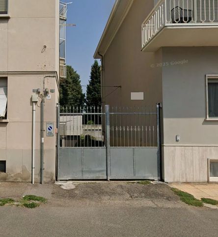 Box/posto auto in residenziale in Via Righi 54
