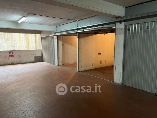 Box/posto auto in residenziale in Via Zaccherini Alvisi 3