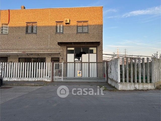 Capannone in commerciale in Via Giacinto Menotti Serrati 82