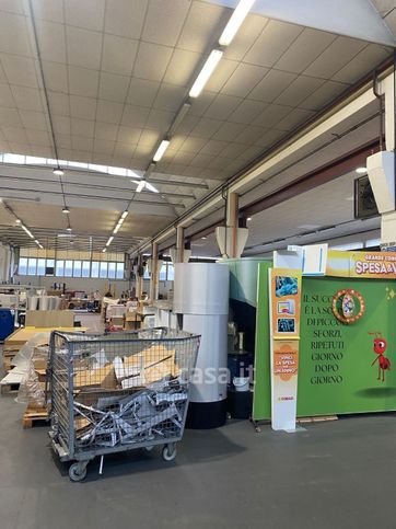 Capannone in commerciale in Via 1'Maggio