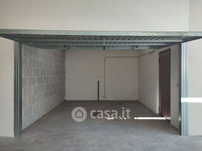 Garage/posto auto in residenziale in Via di Fontana Candida 48