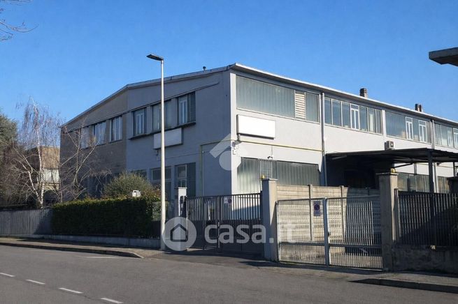 Capannone in commerciale in Via Monte Nevoso 19