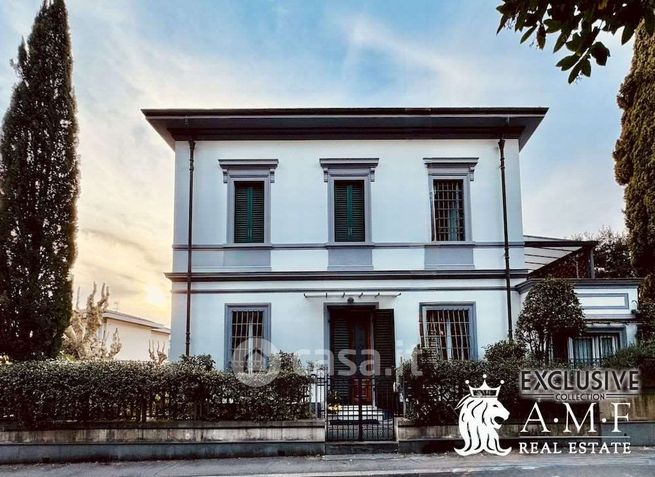 Villa in residenziale in Viale Giuseppe Verdi 49