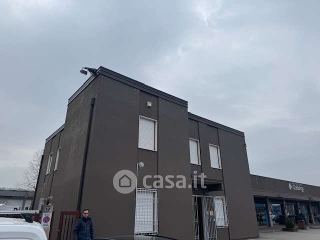 Ufficio in commerciale in Via Giovanni XXIII 11