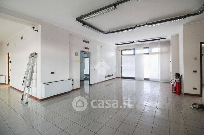 Ufficio in commerciale in Via Raffaello Sanzio