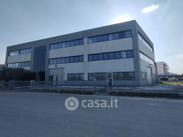 Capannone in commerciale in Via della Tecnica
