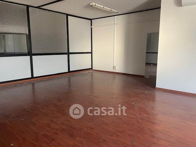 Capannone in commerciale in 