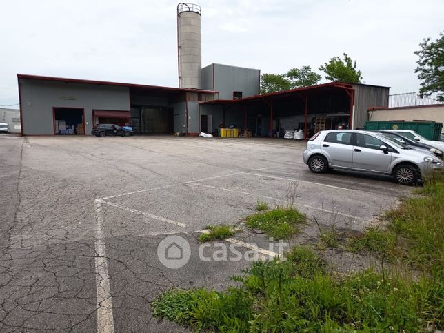 Capannone in commerciale in Via Appia