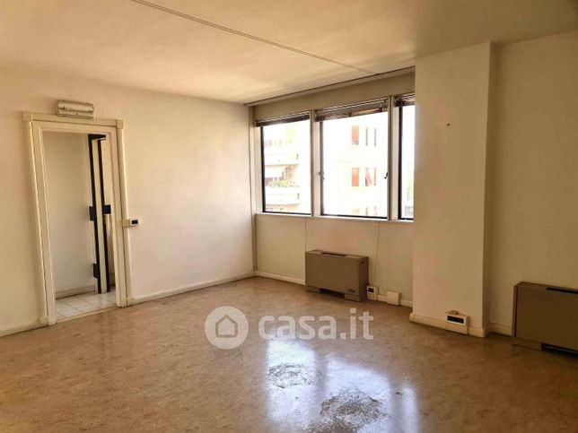 Ufficio in commerciale in Via Salceto