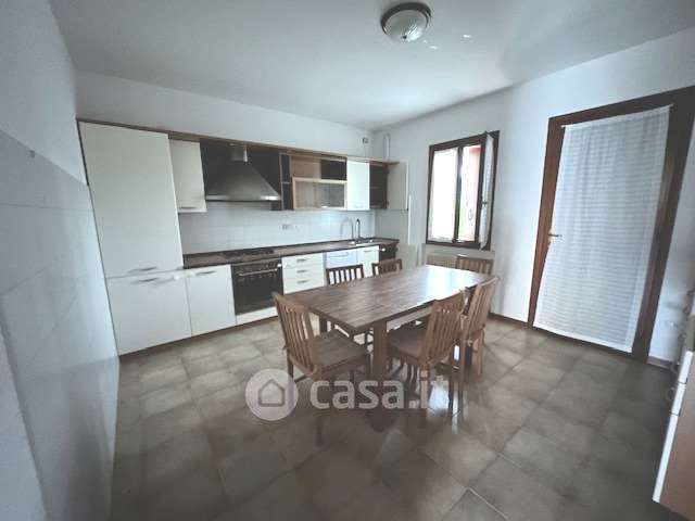 Casa bi/trifamiliare in residenziale in