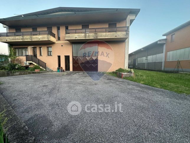 Capannone in commerciale in Via Maya