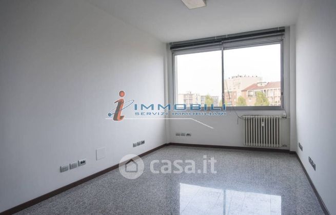 Ufficio in commerciale in Via Valassina