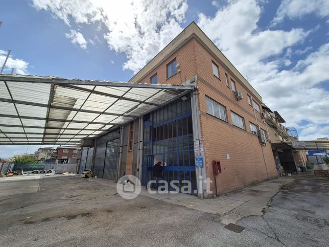 Negozio/locale commerciale in commerciale in Via Walter Tobagi 33