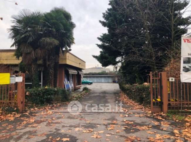 Capannone in commerciale in Via Risorgimento 18