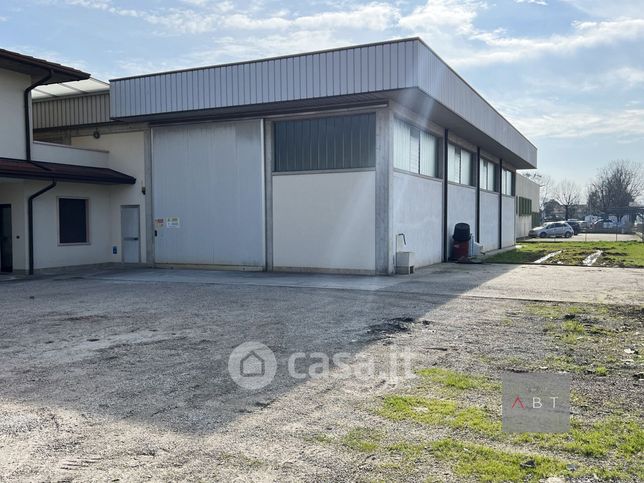 Capannone in commerciale in 