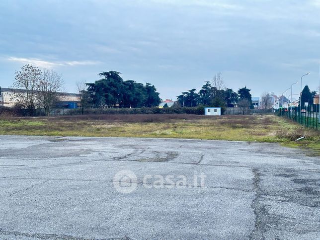 Terreno edificabile in residenziale in Via Verbano 275