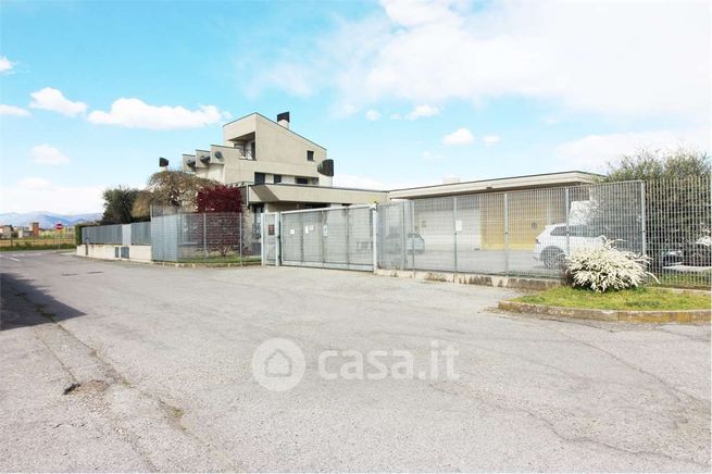 Capannone in commerciale in Via F. Petrarca