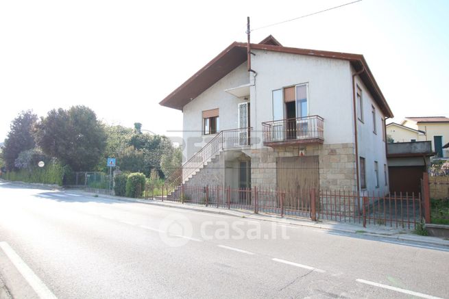 Casa bi/trifamiliare in residenziale in 