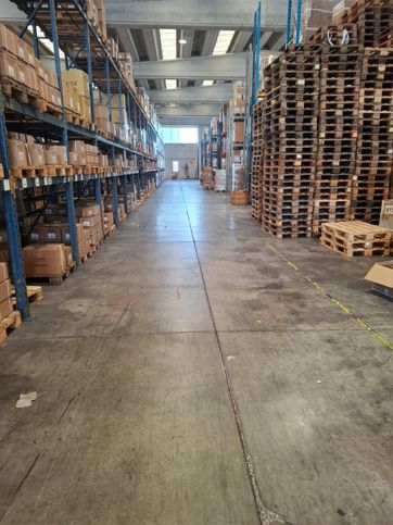 Capannone in commerciale in