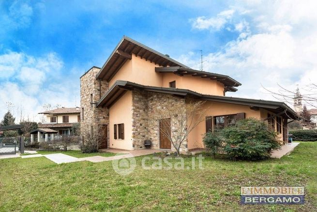 Villa in residenziale in Via Giovanni Falcone