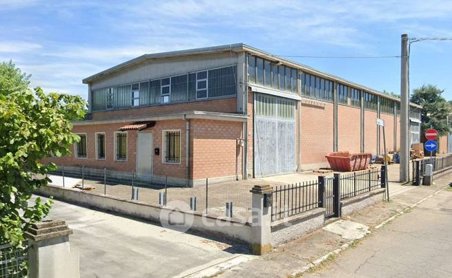 Capannone in commerciale in 